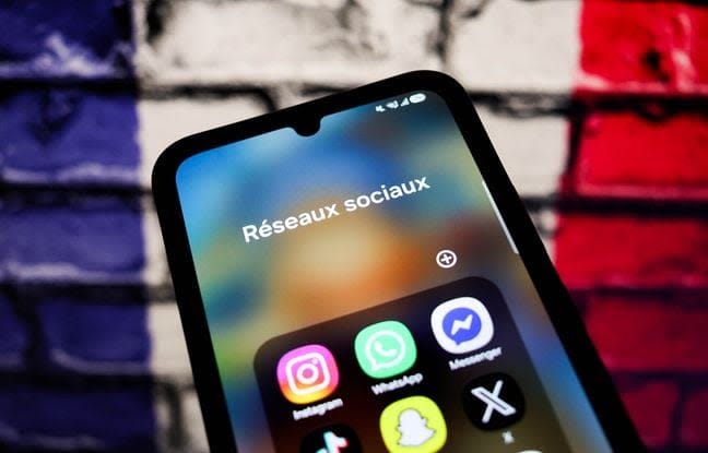 Un téléphone affiche un dossier « Réseaux sociaux » avec les icônes Instagram, WhatsApp, Messenger, X et Snapchat, devant un mur peint aux couleurs du drapeau français