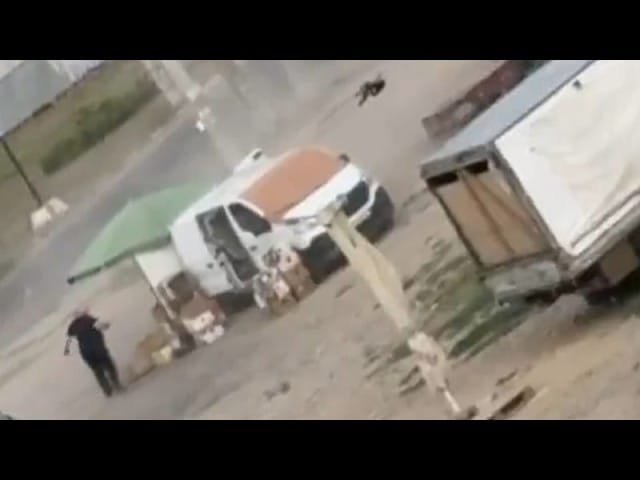 Capture de la video Euronews montrant un drone russe pourchassant un civil sur un marche de Kherson, 4 aout 2026