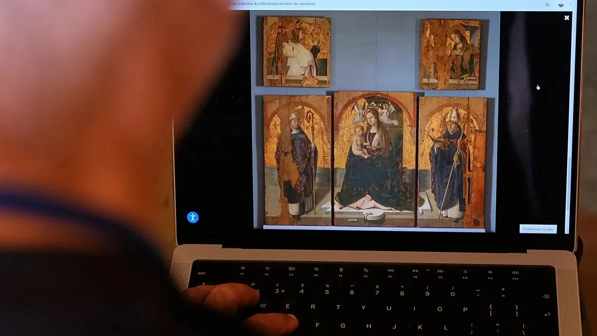 Un journaliste consulte sur un écran d’ordinateur la page du musée de Messine montrant le polyptyque de saint Grégoire d’Antonello da Messina