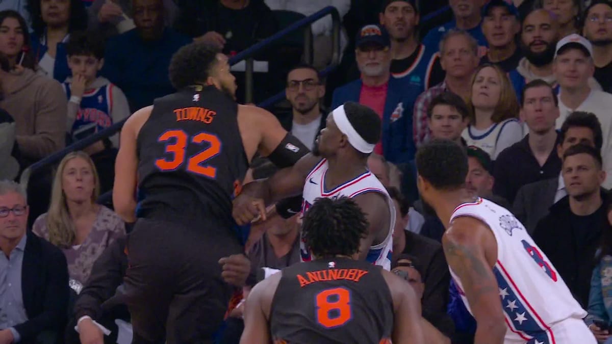 Karl-Anthony Towns, maillot n° 32 des Knicks, face à un joueur des 76ers près des tribunes de Madison Square Garden pendant un match