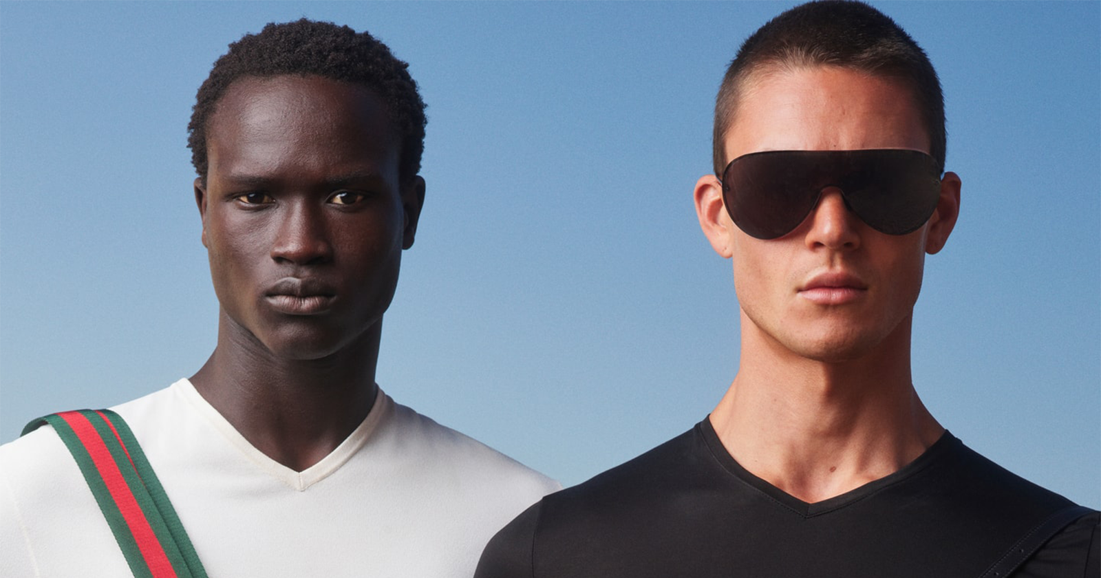 Deux mannequins masculins photographiés de face sur fond de ciel bleu, l un avec une sangle aux couleurs vert et rouge, l autre avec des lunettes masque
