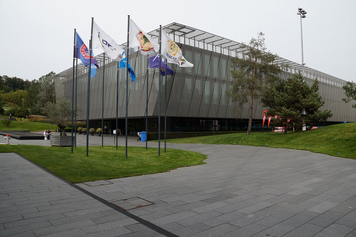 Le siège de la FIFA à Zurich, avec les drapeaux des fédérations