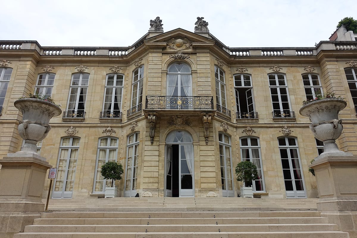 Façade de l’Hôtel de Matignon vue depuis le jardin, à Paris