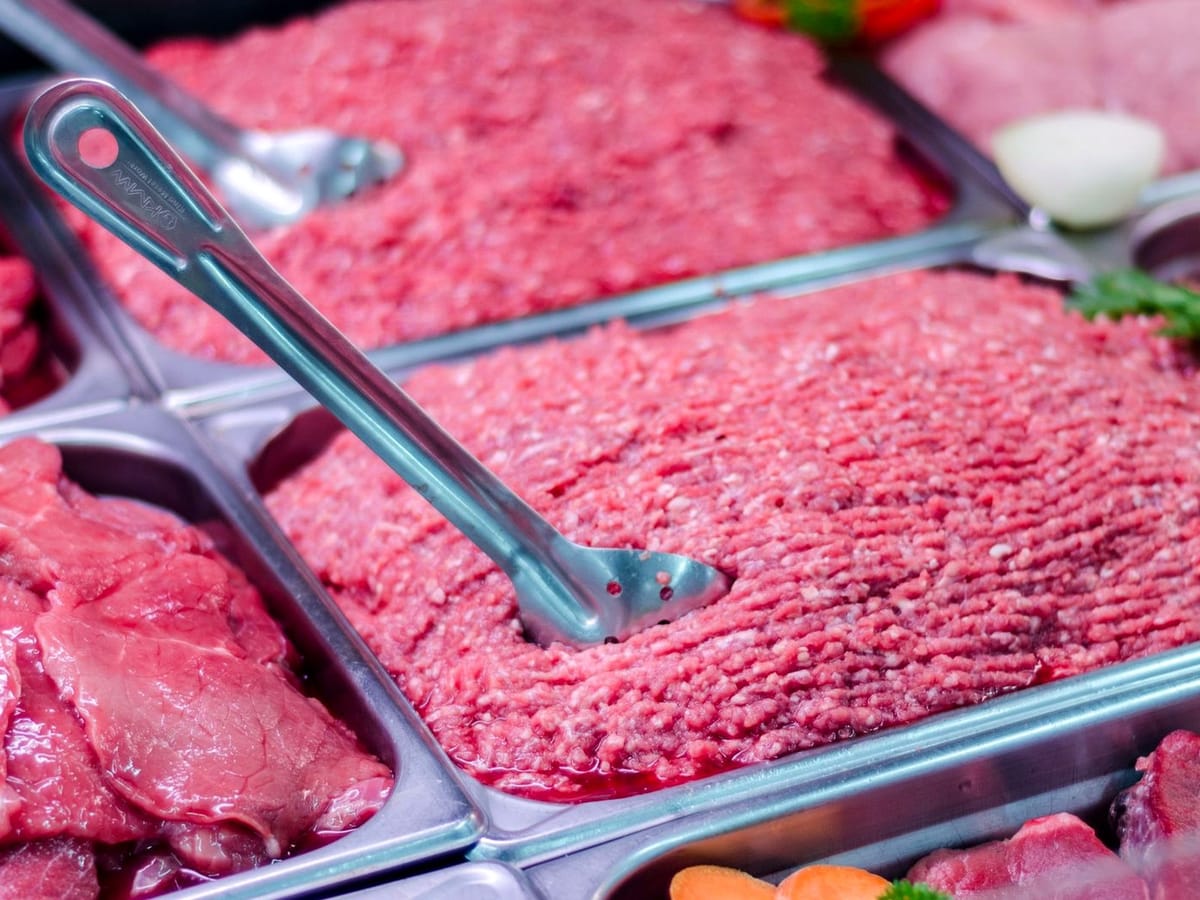 Un étal de boucherie. La transglutaminase ne se voit pas sur la viande : elle se lit sur l'emballage, dans un seul mot i