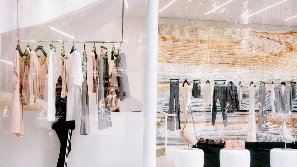 Portants sur roulettes et cintres numérotés dans un showroom parisien pendant la fashion week. Photo d’illustration : au