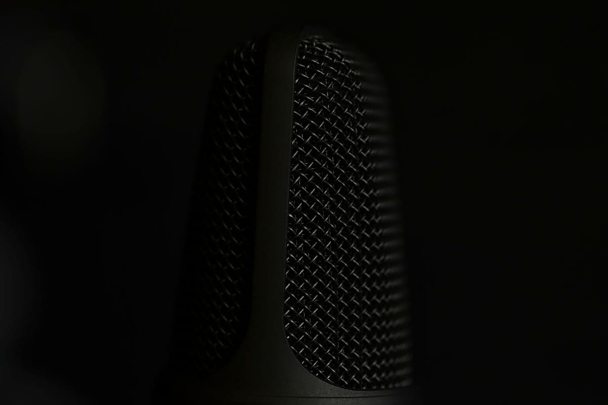Un studio de radio, la nuit. Photo d'illustration : aucune des personnes citées dans cet article n'y figure.