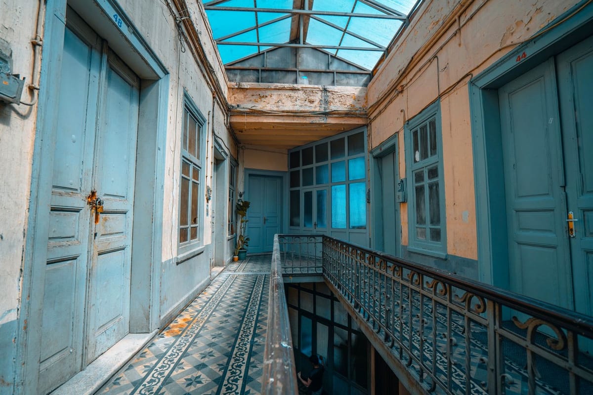 Paris 12e, quartier de la Bastille. C'est dans le hall de son immeuble, rue de Prague, que Cécile Hussherr-Poisson, maît
