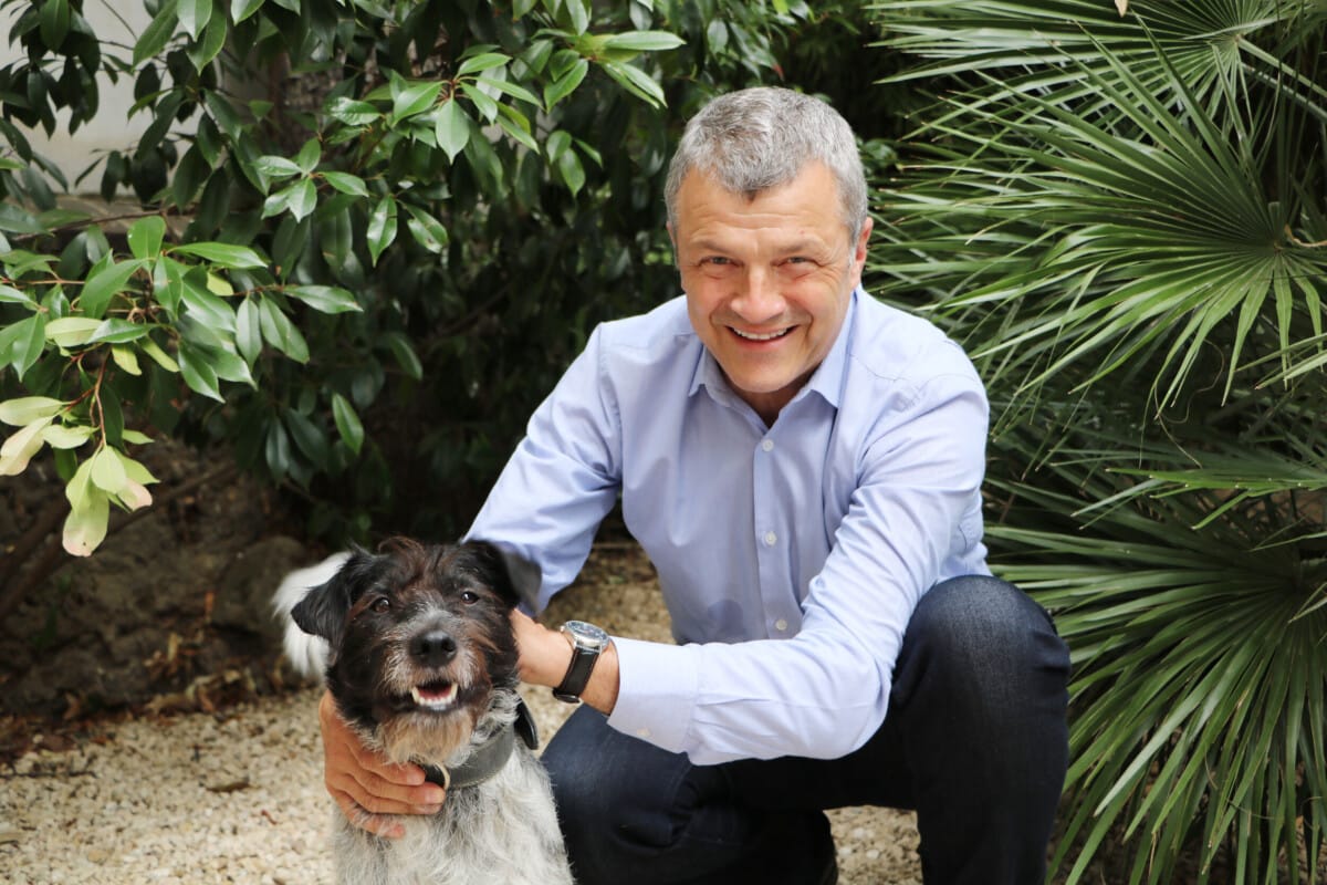 Jacques-Charles Fombonne, portrait publié par The Connexion le17décembre2024. Il intervient dans l’extrait comme ancien enquêteur ; il n’est pas le magistrat évoqué.