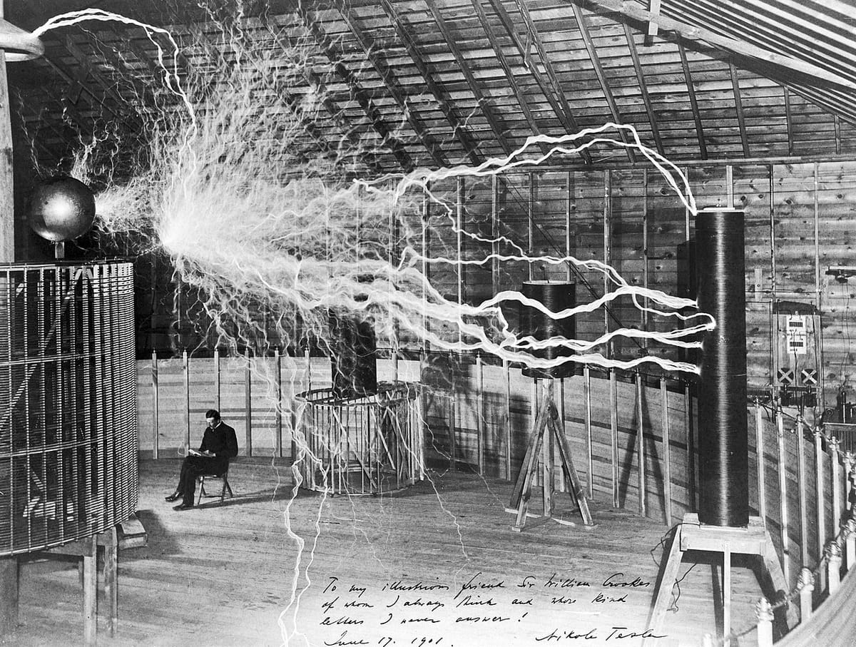 Tesla assis sous les décharges électriques, photographie historique en double exposition