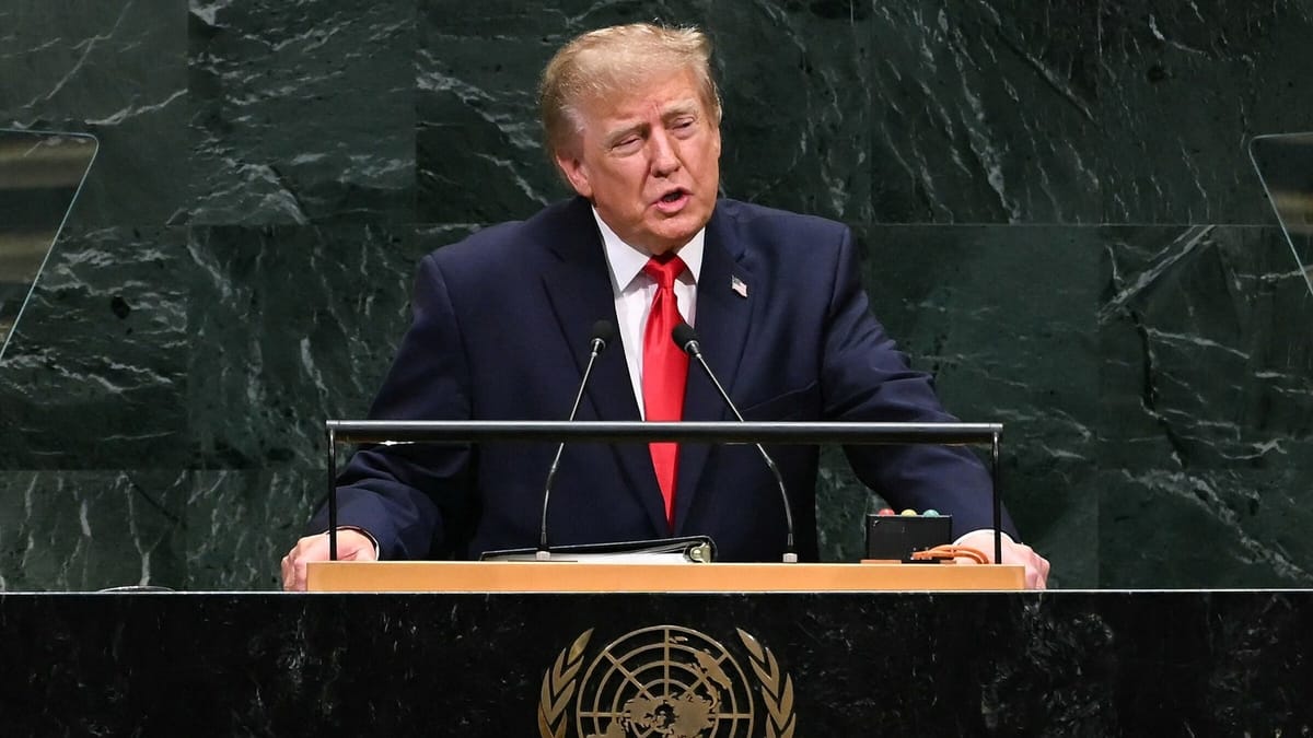 Donald Trump, cravate rouge, parle derrière le pupitre de l’Assemblée générale des Nations unies, devant le mur de marbre vert et au dessus de l’emblème de l’ONU.