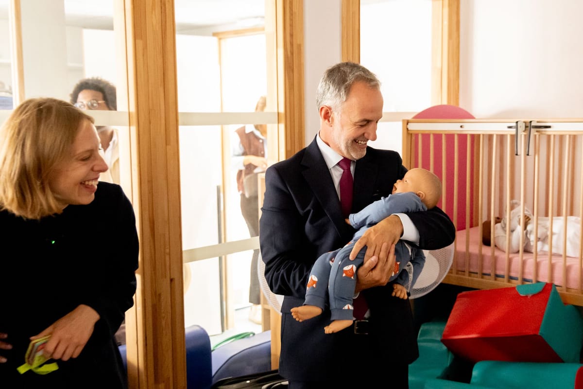 Grégoire et le poupon : la tendresse à une semaine du Sénat