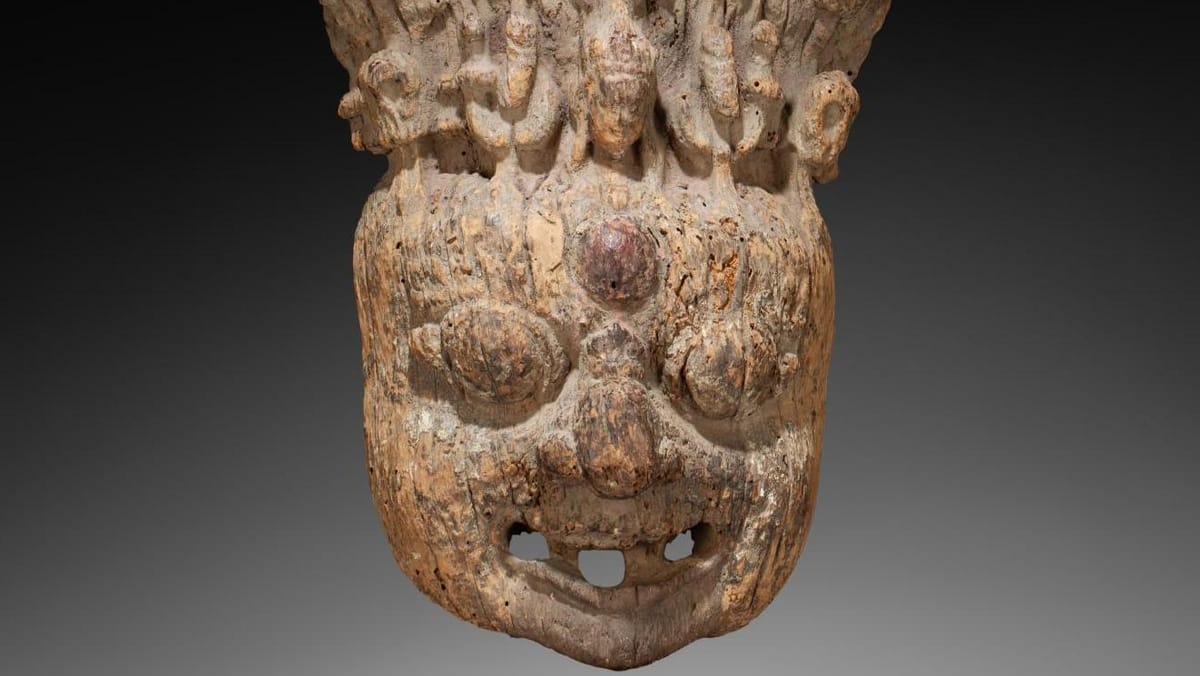 Masque en bois pétrifié représentant Bhairava, forme terrifiante de Shiva, culture Newar, vers le XVIe siècle.