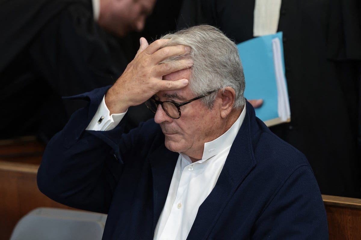 Olivier Bouygues assis sur le banc des prévenus, la main sur le front, au tribunal correctionnel d’Orléans.