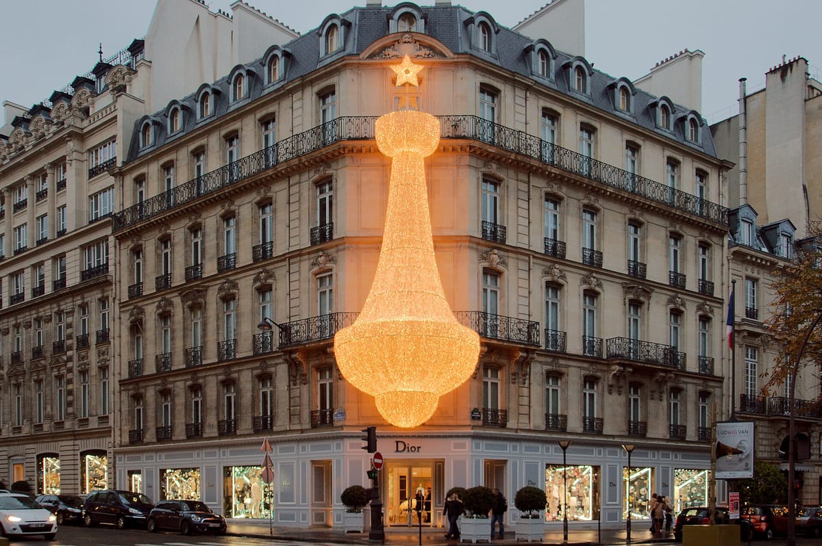 Le prix Femina quitte un musée de la Ville de Paris pour le 30 avenue Montaigne. Le jury dit qu'il ne touche pas un euro
