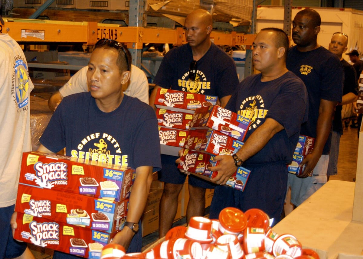 Des bénévoles américains dans une banque alimentaire. Photographie d’archive et d’illustration ; ces personnes ne représentent pas les répondants français du baromètre.