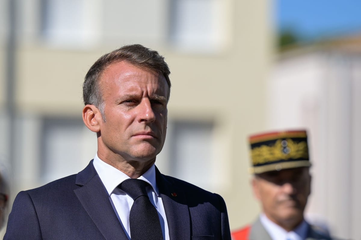 Emmanuel Macron, le regard fixe, devant un officier en képi, lors d’une visite consacrée au service national sur la base aéri