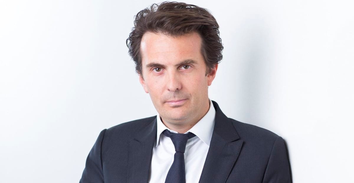 Yannick Bolloré en costume, portrait sur fond clair