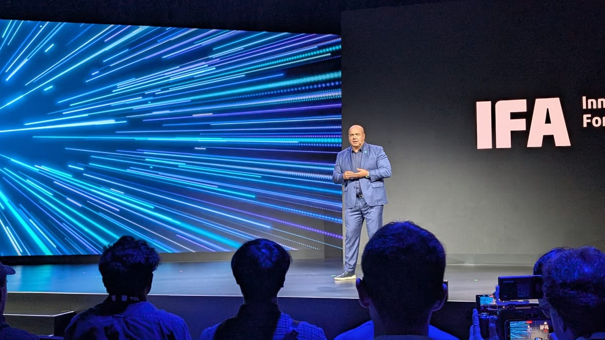 Leif Lindner, directeur général de l’IFA, seul sur la scène de la cérémonie d’ouverture devant un mur d’écran bleu et le logo IFA, face à un public en silhouette qui filme au téléphone.