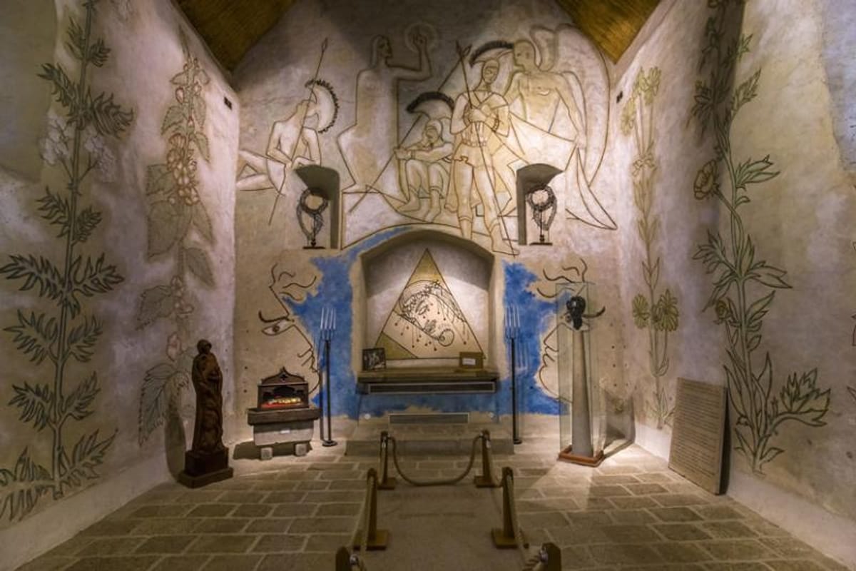 Intérieur de la chapelle Saint-Blaise des Simples à Milly-la-Forêt, fresques et vitraux dessinés par Jean Cocteau sur les mur