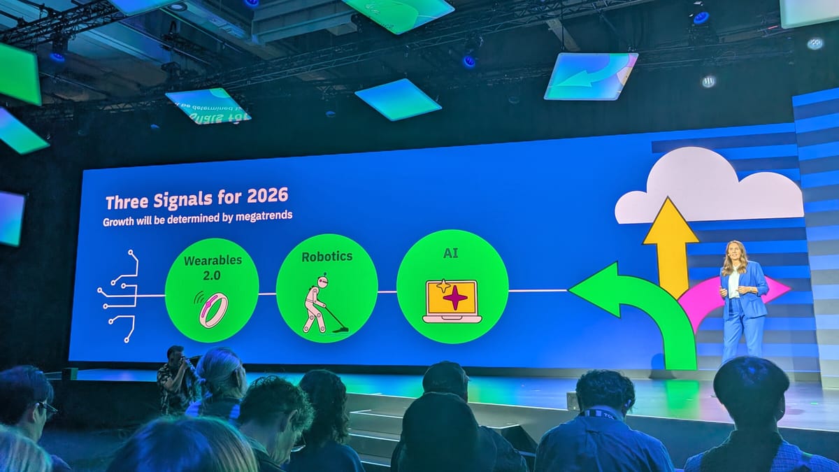 Carine Chardon sur la scène de la cérémonie d’ouverture de l’IFA, devant une diapositive Three Signals for 2026 montrant trois cercles verts, Wearables 2.0, Robotics et AI.