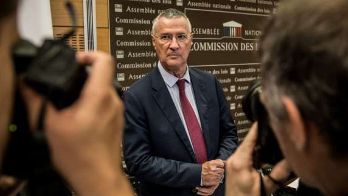 Patrick Strzoda entouré d’appareils photographiques devant la commission des lois