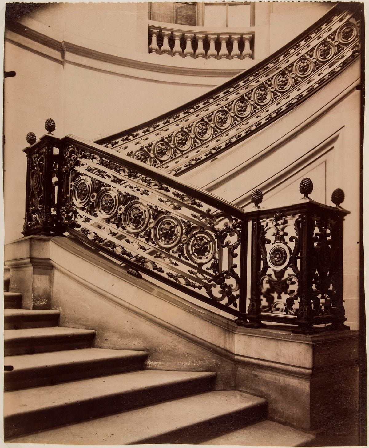 Escalier monumental à l’intérieur du Conseil d’État, photographié en 1909.