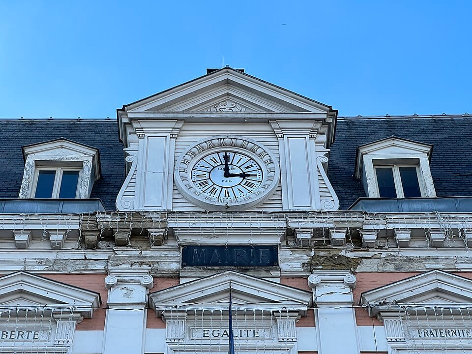 Fronton et horloge de l’ancien hôtel de ville de Bagnolet.