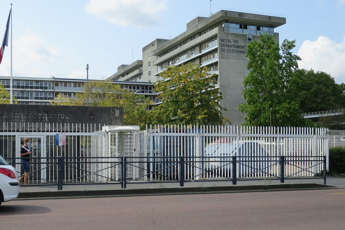 Façade de l’hôtel du Département de l’Essonne.