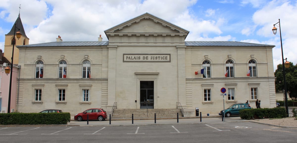 Façade du palais de justice de Lons-le-Saunier.
