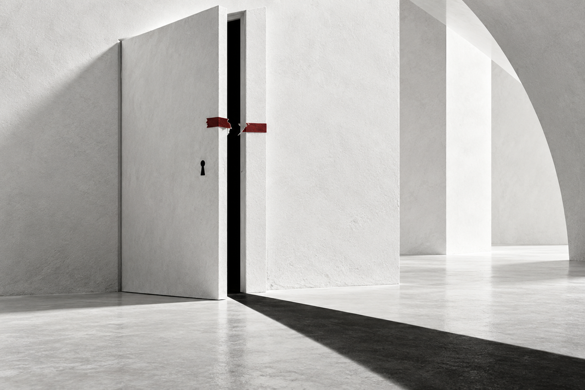 Une porte blanche entrouverte projette une ombre noire, près d’un trait rouge.