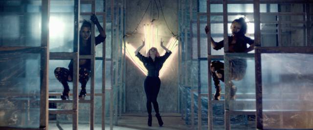 Quand l’esprit de Fellini se mélange à celui de David Bowie dans un clip