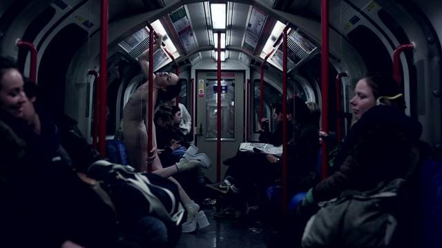 A POIL DANS MÉTRO