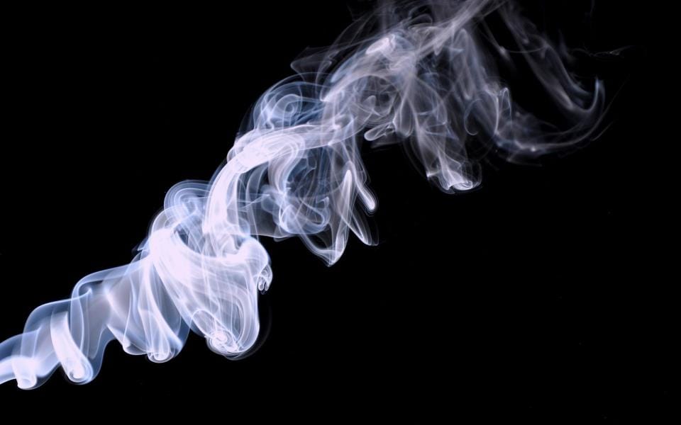 LA CIGARETTE PART EN FUMÉE