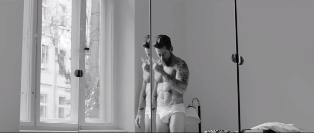Danny Sangra détourne les codes du film de mode publicitaire