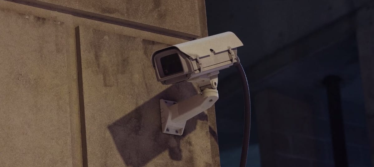 Le premier film illégal et voyeuriste qui vous regarde en train de regarder