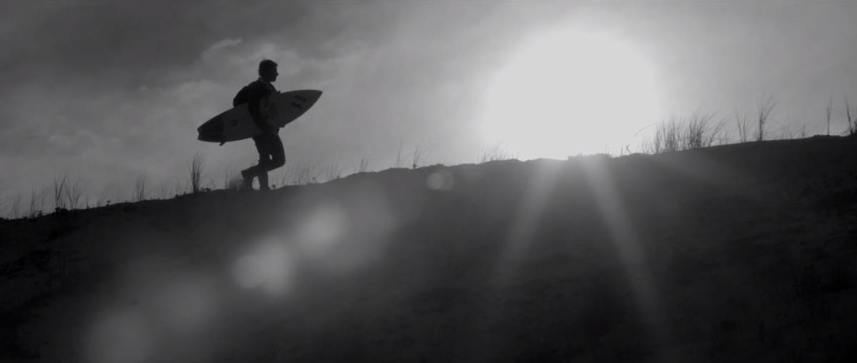 Quand le surfeur Adrien Valero et le guitariste Thibault Cauvin se croisent sous l’œil de Sébastien Chebassier