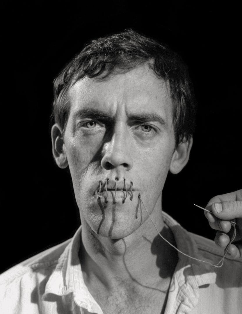 De David Wojnarowicz à Piotr Pavlenski ou le symbolisme durable de la bouche cousue