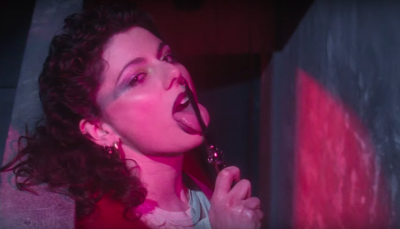 Yann Gonzalez réalise un film-clip mélange d’univers porno, d’Helmut Newton et de Guy Bourdin