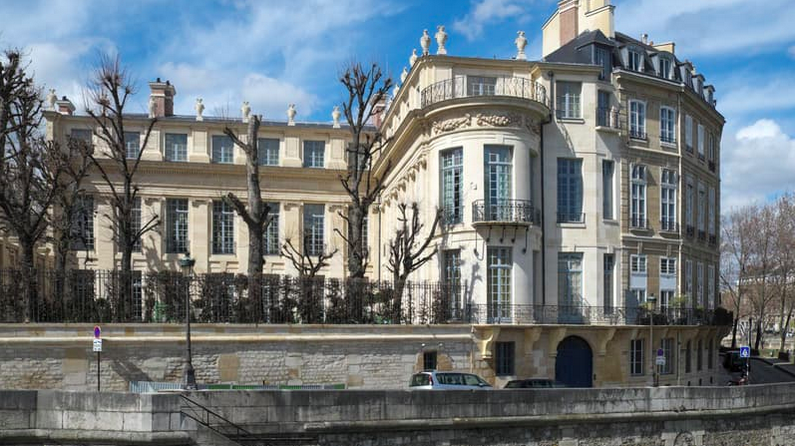 Xavier Niel s’offre sa fondation culturelle dans l’ancien Hôtel particulier (4000m2 pour 200 millions) du  prince Abdullah bin Khalifa al-Thani