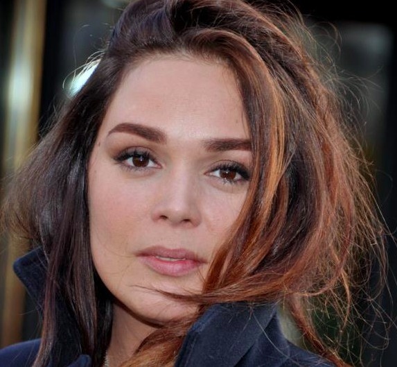 Lola Dewaere : « Vous voyez la scène de Shinning avec le sang qui arrive à grande vitesse et inonde le couloir de l’hôtel? Bah le couloir c’est moi »