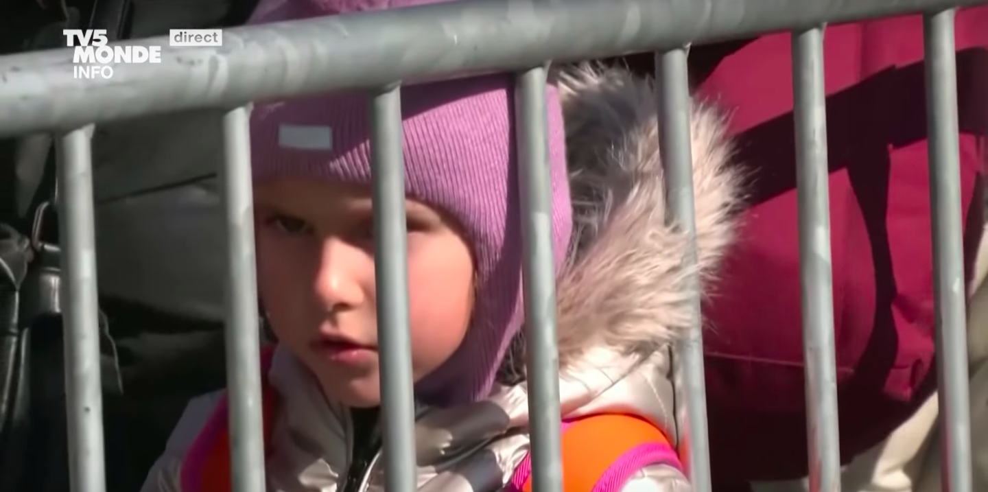 TV5 Monde diffuse l’indiffusable : « Ukraine : les pédocriminels chassent les enfants réfugiés »