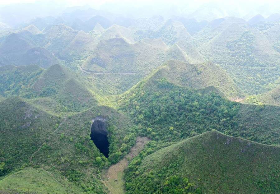 Un mystérieux gouffre de 192 mètres abritant une forêt primaire découvert en Chine