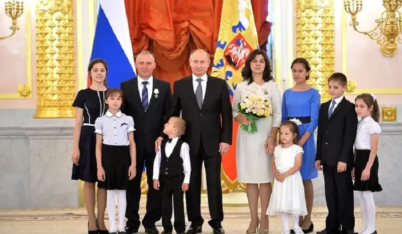 Poutine décrète jour férié le 8 juillet, fête de la famille, de l’amour et de la fidélité