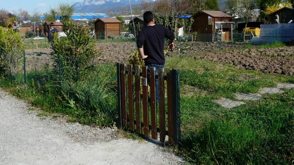 Le remplissage des piscines et l’arrosage des golfs sont autorisés mais pas l’arrosage des potagers
