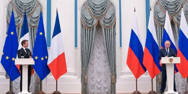 Le Kremlin suspend les échanges téléphoniques avec Emmanuel Macron et qualifie la France de pays « inamical »