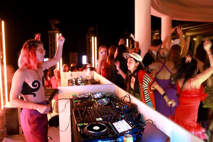 Reportage autour de la première « psychedelics party » à Saint-Tropez
