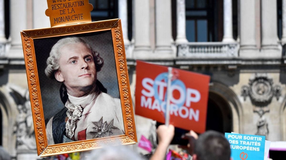 Faut-il guillotiner Emmanuel Macron ?