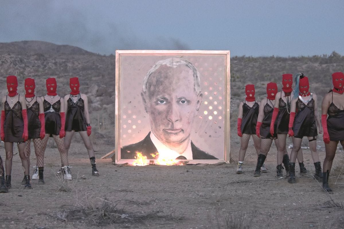 Les Pussy Riot apporte les « cendres de Poutine » à Los Angeles