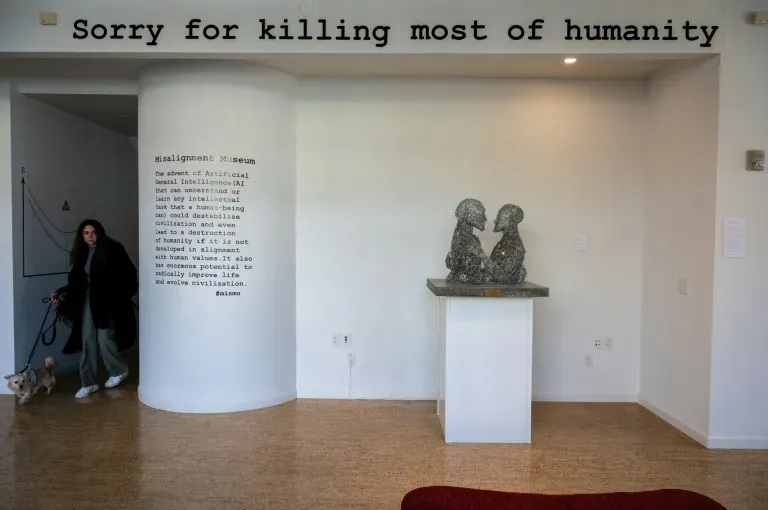 « Désolée d’avoir tué l’essentiel de l’humanité », annonce une expo autour de l’IA