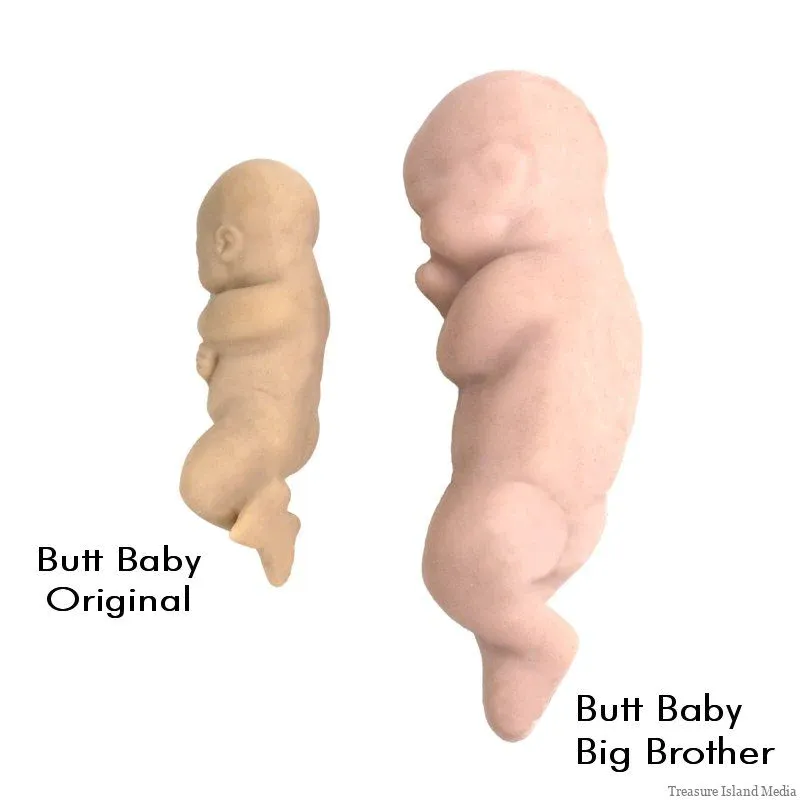 Faire vivre l’accouchement à des hommes trans avec des faux bébés de 13 cm